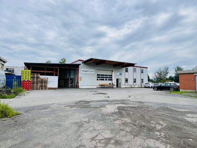 Attraktive Gewerbeimmobilie im Betriebsgebiet Lustenau Nord mit großem Innen- und Außenlager, Bürotrakt und Betriebswohnung.