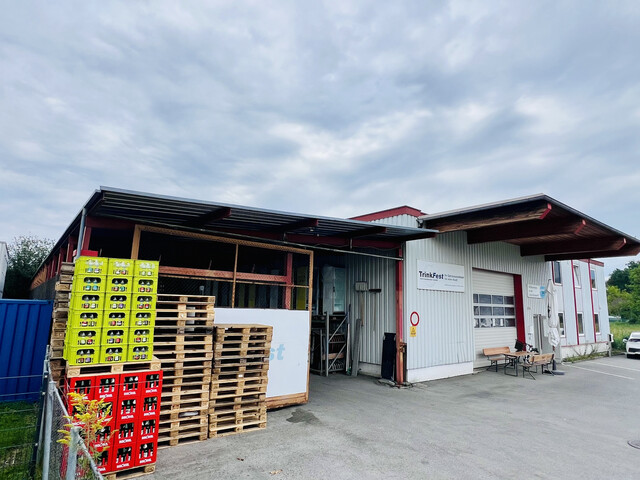 Attraktive Gewerbeimmobilie im Betriebsgebiet Lustenau Nord mit großem Innen- und Außenlager, Bürotrakt und Betriebswohnung.