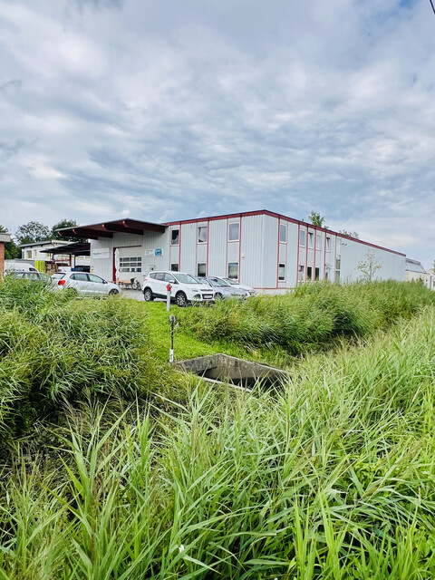 Attraktive Gewerbeimmobilie im Betriebsgebiet Lustenau Nord mit großem Innen- und Außenlager, Bürotrakt und Betriebswohnung.