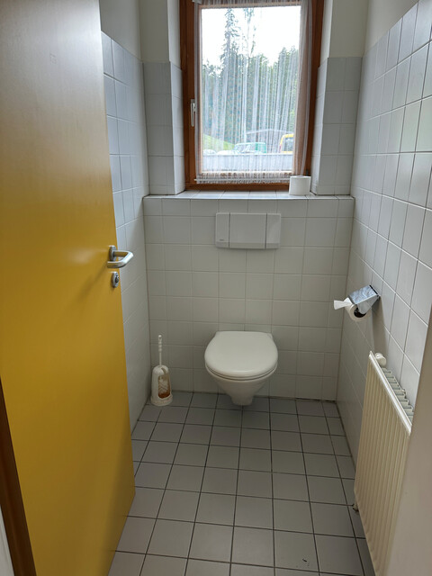 Große Geschäftsräumlichkeit in gepflegtem Zustand 