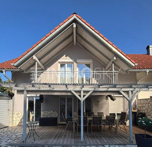 Moderne Doppelhaushälfte mit gepflastertem Außenbereich in Altach