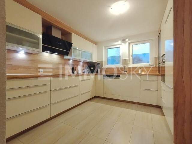 Moderne Doppelhaushälfte mit gepflastertem Außenbereich in Altach