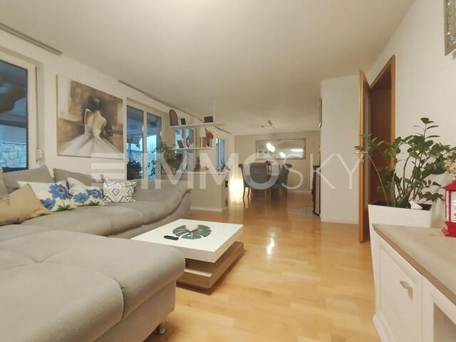 Moderne Doppelhaushälfte mit gepflastertem Außenbereich in Altach