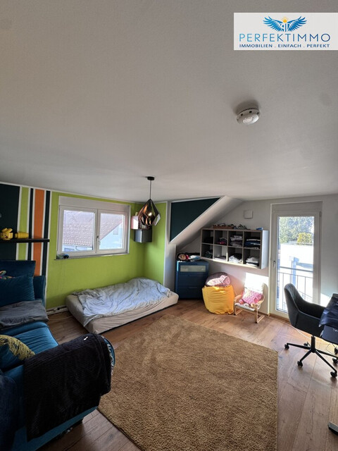 Lichtdurchflutete Dachgeschoss-Maisonette mit Traum-Blick auf den Weiher in Weißensberg!