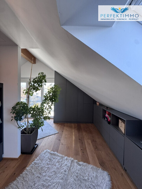 Lichtdurchflutete Dachgeschoss-Maisonette mit Traum-Blick auf den Weiher in Weißensberg!