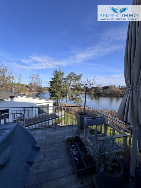 Lichtdurchflutete Dachgeschoss-Maisonette mit Traum-Blick auf den Weiher in Weißensberg!