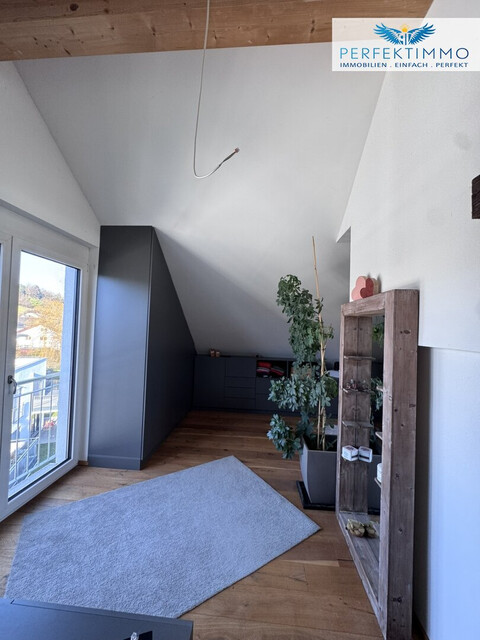 Lichtdurchflutete Dachgeschoss-Maisonette mit Traum-Blick auf den Weiher in Weißensberg!