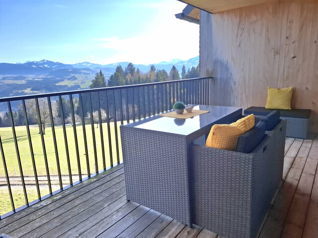 Freistehendes Holzhaus mit Aussicht über den Bregenzerwald