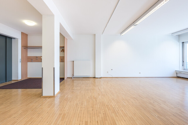 Schönes Büro mit Parkplatz in zentraler Lage