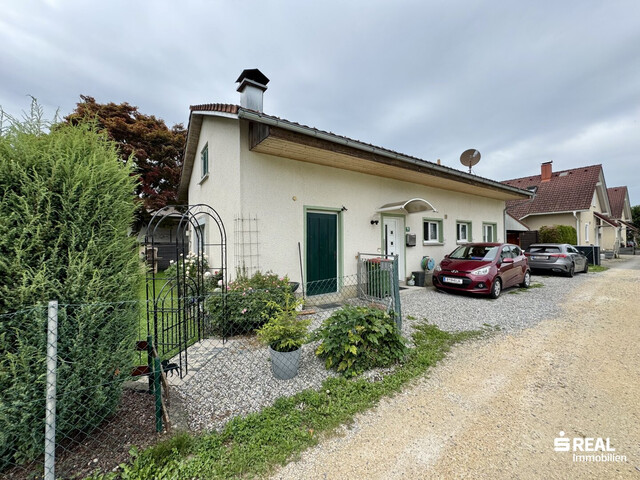 WOHNRECHT: Ruhig gelegener Bungalow mit schönem Grundstück