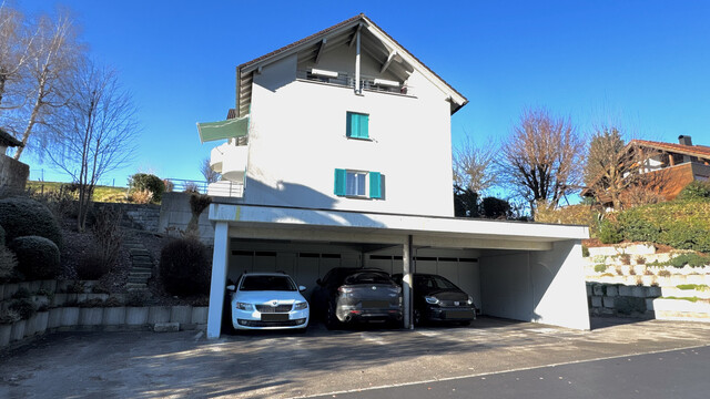 Große  helle 4 Zimmer Dachgeschosswohnung mit Aussicht, 2  Balkonen, Carport und viel Stauraum 