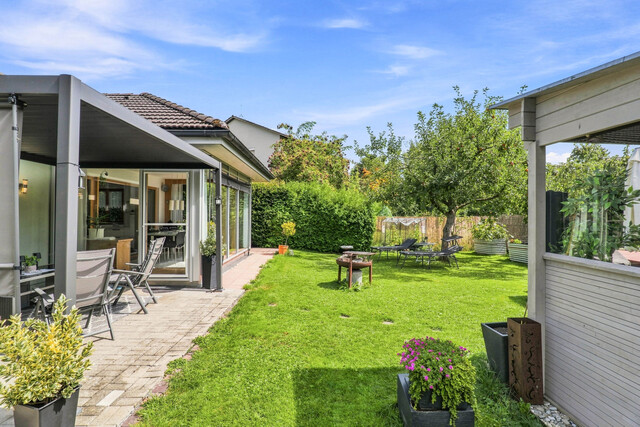 Modernes Wohnen auf einer Ebene – Stilvoller Bungalow mit Garten und Wintergarten in Lustenau!