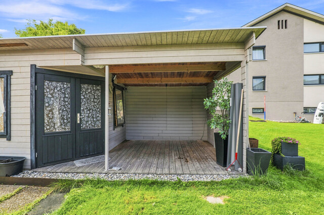Modernes Wohnen auf einer Ebene – Stilvoller Bungalow mit Garten und Wintergarten in Lustenau!