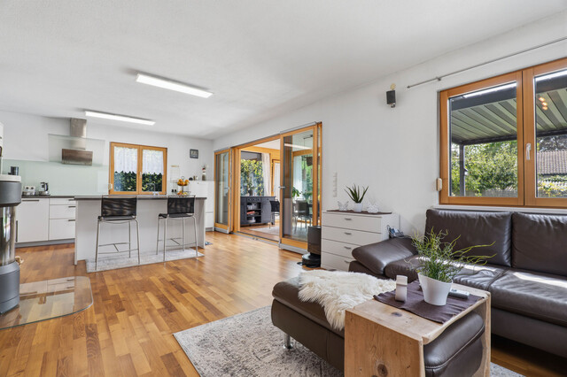 Modernes Wohnen auf einer Ebene – Stilvoller Bungalow mit Garten und Wintergarten in Lustenau!