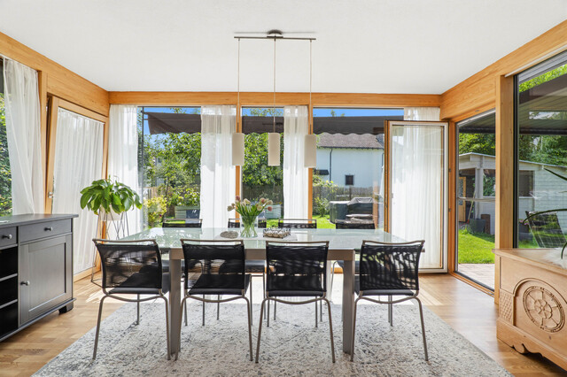 Modernes Wohnen auf einer Ebene – Stilvoller Bungalow mit Garten und Wintergarten in Lustenau!