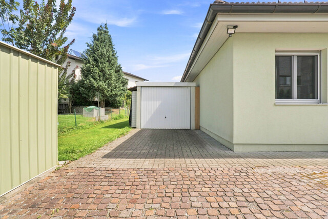 Modernes Wohnen auf einer Ebene – Stilvoller Bungalow mit Garten und Wintergarten in Lustenau!