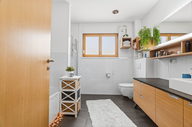 Modernes Wohnen auf einer Ebene – Stilvoller Bungalow mit Garten und Wintergarten in Lustenau!