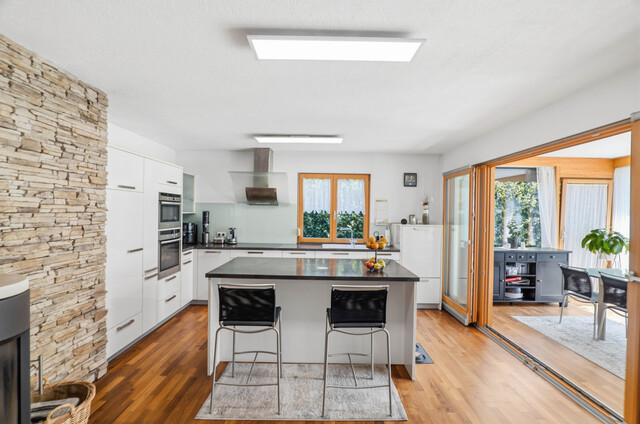 Modernes Wohnen auf einer Ebene – Stilvoller Bungalow mit Garten und Wintergarten in Lustenau!
