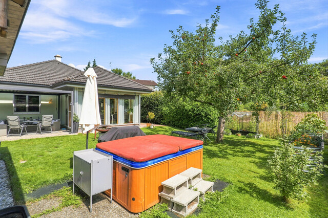 Modernes Wohnen auf einer Ebene – Stilvoller Bungalow mit Garten und Wintergarten in Lustenau!