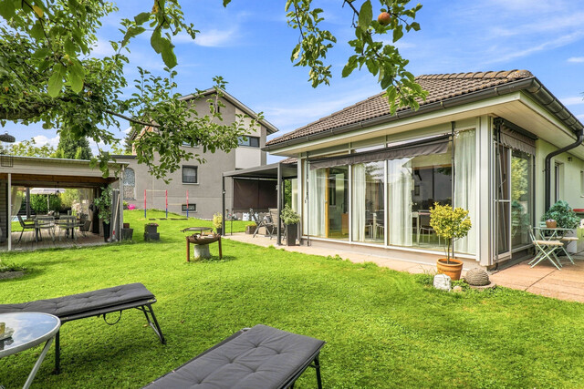 Modernes Wohnen auf einer Ebene – Stilvoller Bungalow mit Garten und Wintergarten in Lustenau!