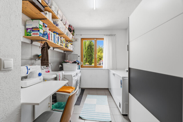 Modernes Wohnen auf einer Ebene – Stilvoller Bungalow mit Garten und Wintergarten in Lustenau!