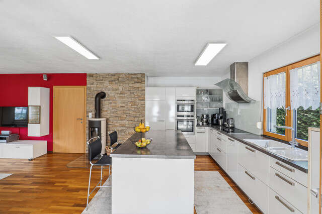 Modernes Wohnen auf einer Ebene – Stilvoller Bungalow mit Garten und Wintergarten in Lustenau!