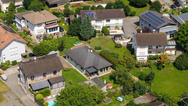 Modernes Wohnen auf einer Ebene – Stilvoller Bungalow mit Garten und Wintergarten in Lustenau!