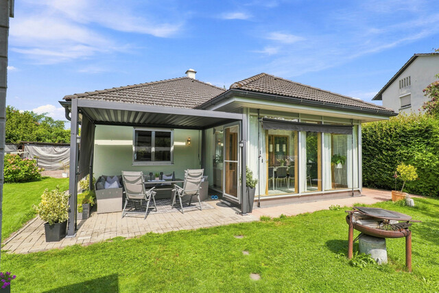 Modernes Wohnen auf einer Ebene – Stilvoller Bungalow mit Garten und Wintergarten in Lustenau!