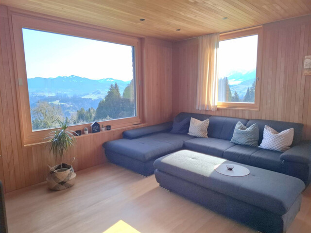 Freistehendes Holzhaus mit Aussicht über den Bregenzerwald