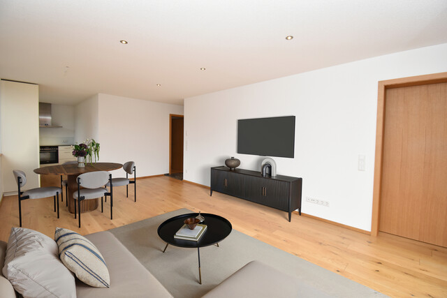 Neuwertige 4-Zimmer Wohnung in zentraler Lage zu mieten