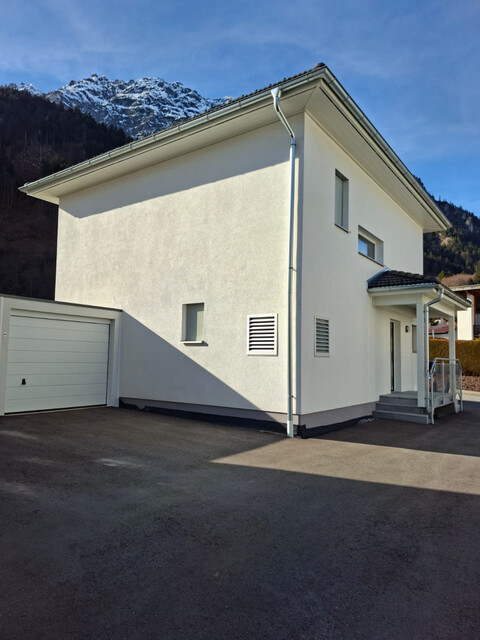 Geräumiges Haus mit Garage, Parkplatz und 27 m² großer Terrasse in Top-Lage!