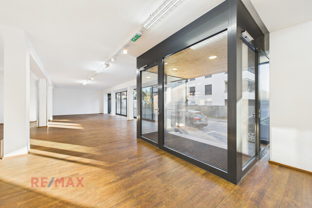 Büro oder Verkaufsraum – flexible Fläche mit beeindruckender Fensterfront