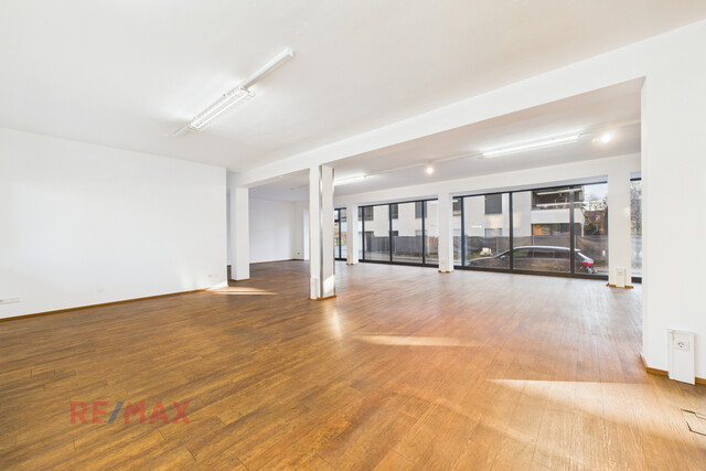 Büro oder Verkaufsraum – flexible Fläche mit beeindruckender Fensterfront