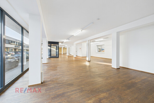 Büro oder Verkaufsraum – flexible Fläche mit beeindruckender Fensterfront