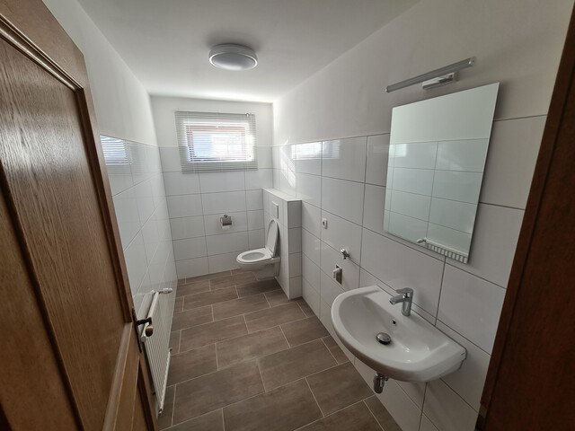 Zu vermieten:  Einfamilienhaus mit Garage, Garten, Terrasse und Keller.