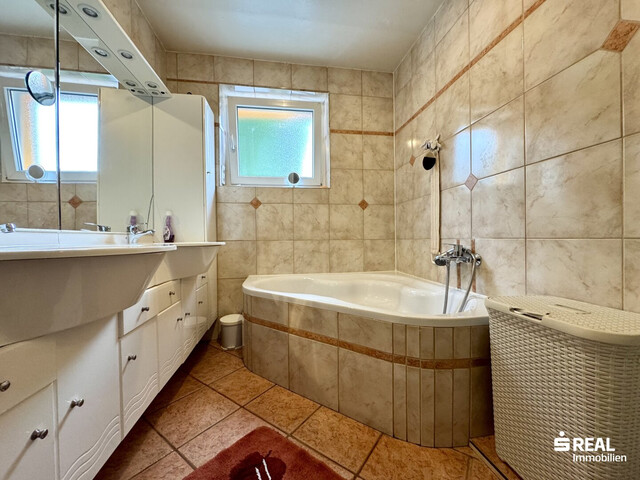 Modernisiertes Mehrfamilienhaus mit zwei großzügigen Wohnungen