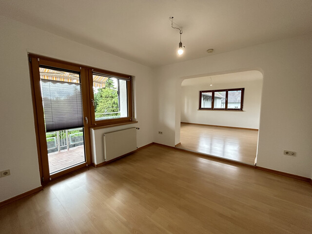 (5) Zimmer-Wohnung  |  Meiningen  |  teilweise renoviert  |  Balkon  |  Garagenplatz