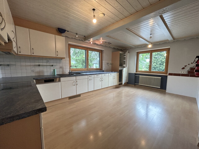 (5) Zimmer-Wohnung  |  Meiningen  |  teilweise renoviert  |  Balkon  |  Garagenplatz