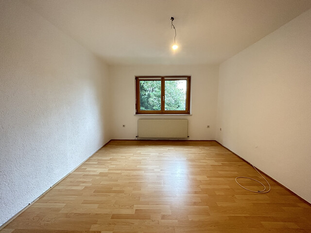 (5) Zimmer-Wohnung  |  Meiningen  |  teilweise renoviert  |  Balkon  |  Garagenplatz