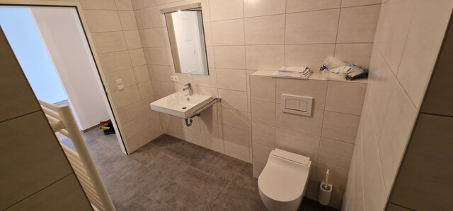 Neubau Gartenwohnung mit 20 m² Terrasse, 70 m² Garten,  6 m² Kellerabteil, 1 Tiefgaragenstellplatz à 20.000,00 e (Kauf)