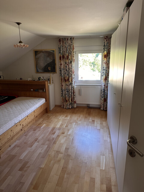 Altbau Dachgeschosswohnung mit Balkon, Garten, Stauraum &amp; Parkplatz!