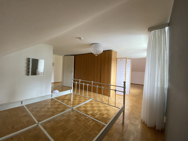 Dachgeschoßwohnung mit 3 Zimmern, Parkplatz, Keller und Fahrradabstellraum