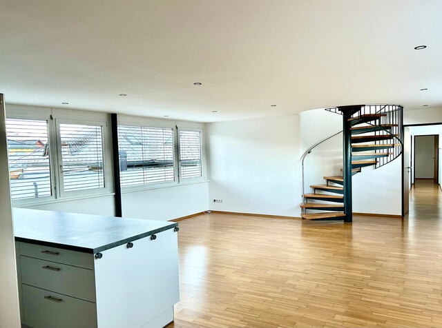 Tolle 5-Zimmer-Wohnung 120 m² mit Dachterrasse und 2 Carports 