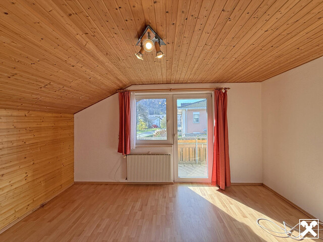 Großzügiges Wohnhaus mit Einzelgarage
