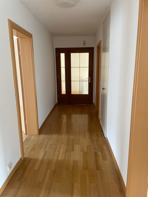 geräumige, helle   4 Zimmer Wohnung   mit separater Küche, Balkon, großes Bad
