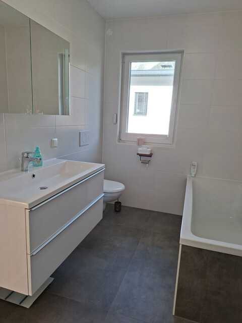 Geräumiges Haus mit Garage, Parkplatz und 27 m² großer Terrasse in Top-Lage!