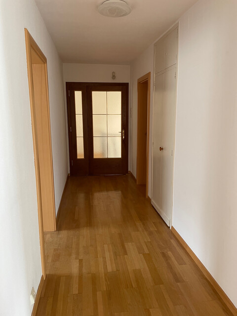 geräumige, helle   4 Zimmer Wohnung   mit separater Küche, Balkon, großes Bad