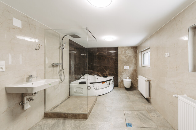 Bungalow mit Garagengebäude 