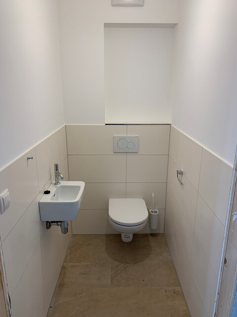 Luxuriöse 3 Zimmer Gartenwohnung in Stickerei Villa Raumhöhe 3m mit überdachter Terrasse und Privatgarten & Carport - Top Ausstattung!