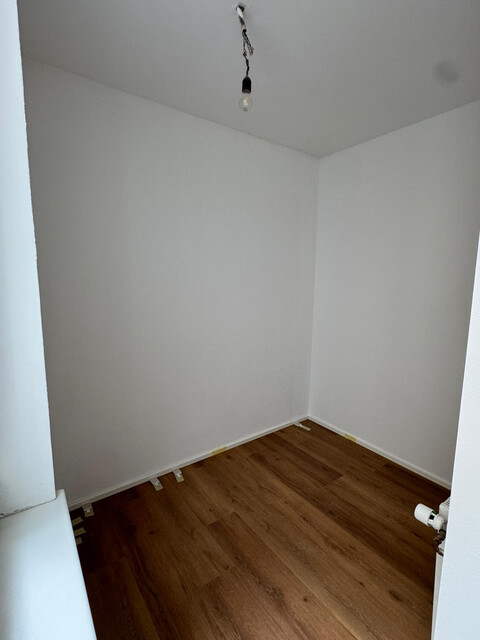 Neu sanierte, geräumige und barrierefreie 3,5 Zimmer Wohnung im 1. OG mitten in Bluden
